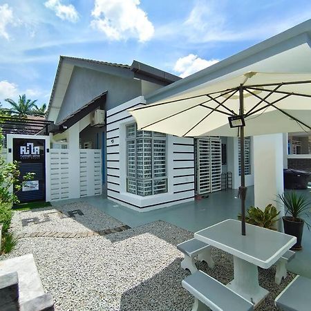Rumah Aina Homestay Bukit Changgang Private Pool Kampong Melot Zewnętrze zdjęcie