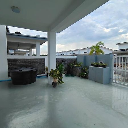 Rumah Aina Homestay Bukit Changgang Private Pool Kampong Melot Zewnętrze zdjęcie