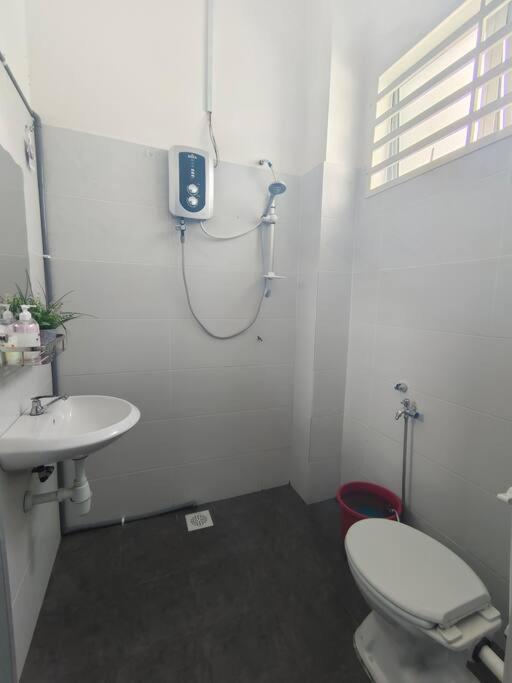 Rumah Aina Homestay Bukit Changgang Private Pool Kampong Melot Zewnętrze zdjęcie