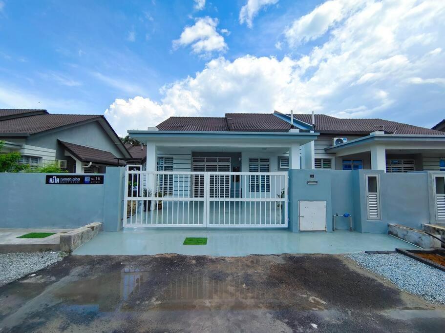 Rumah Aina Homestay Bukit Changgang Private Pool Kampong Melot Zewnętrze zdjęcie