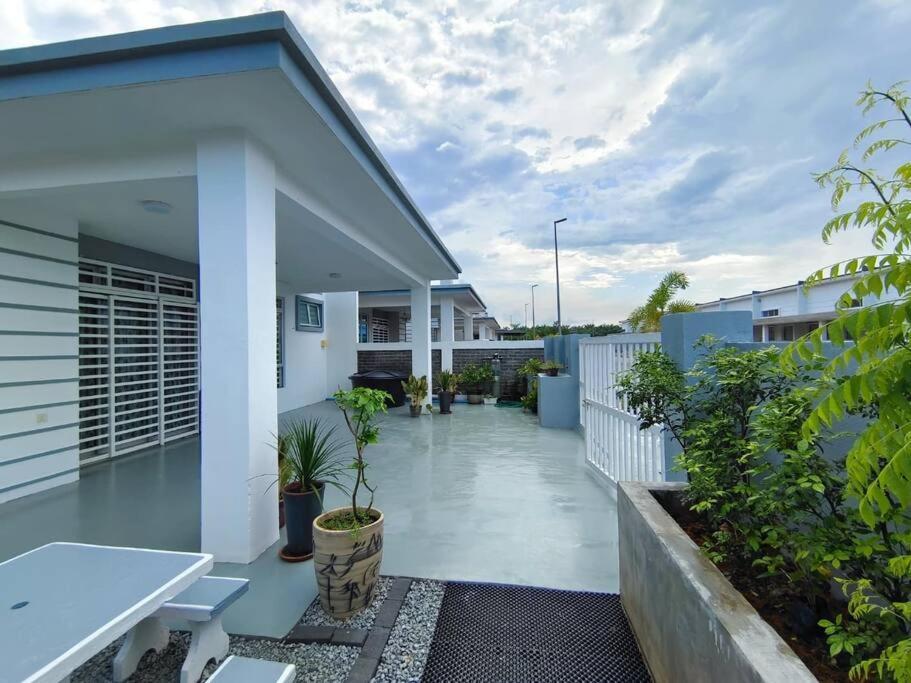 Rumah Aina Homestay Bukit Changgang Private Pool Kampong Melot Zewnętrze zdjęcie